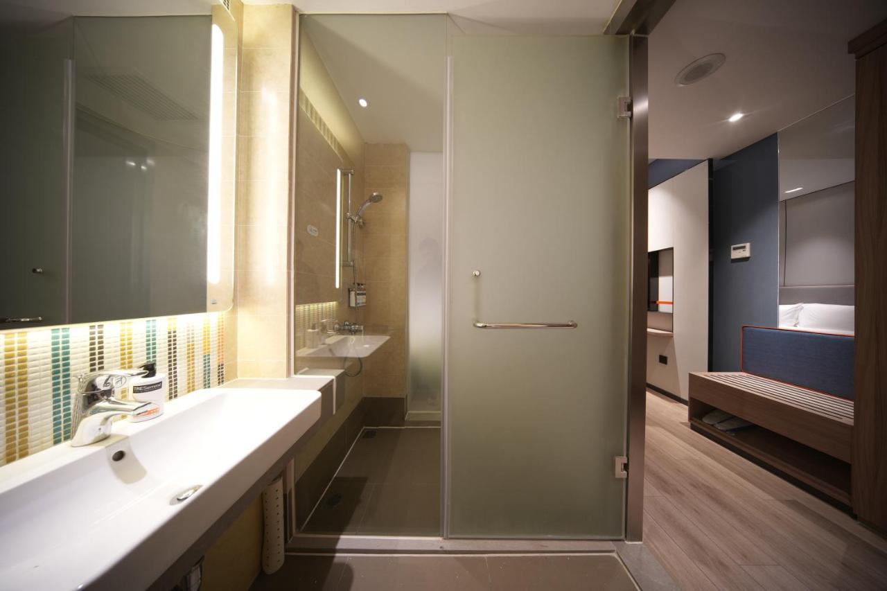 Holiday Inn Express Shanghai Pujiang, an IHG Hotel Bagian luar foto